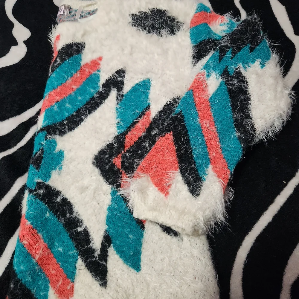 Chic Cozy Women's Sweater with Geometric Design - Picture 3 of 4